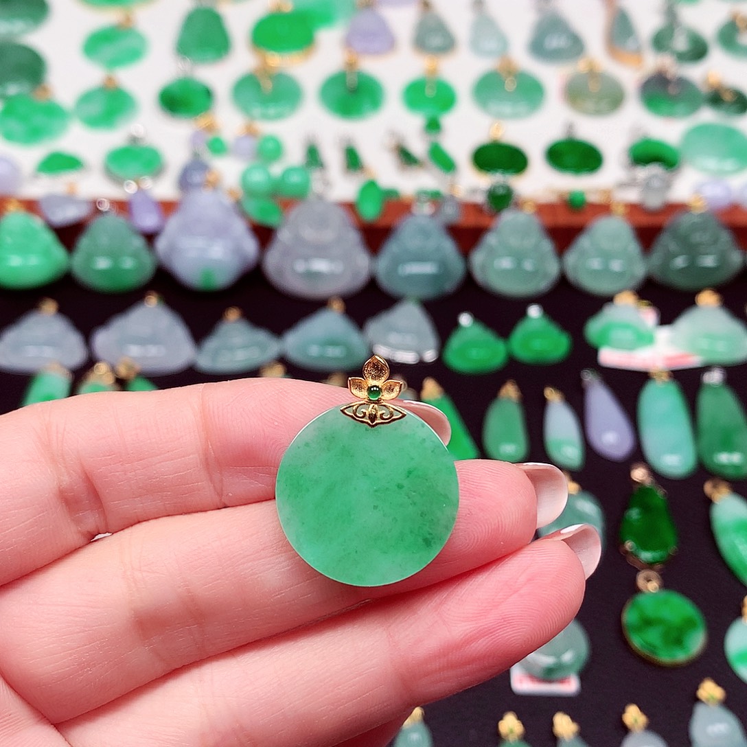 翡翠18K金镶嵌颈饰