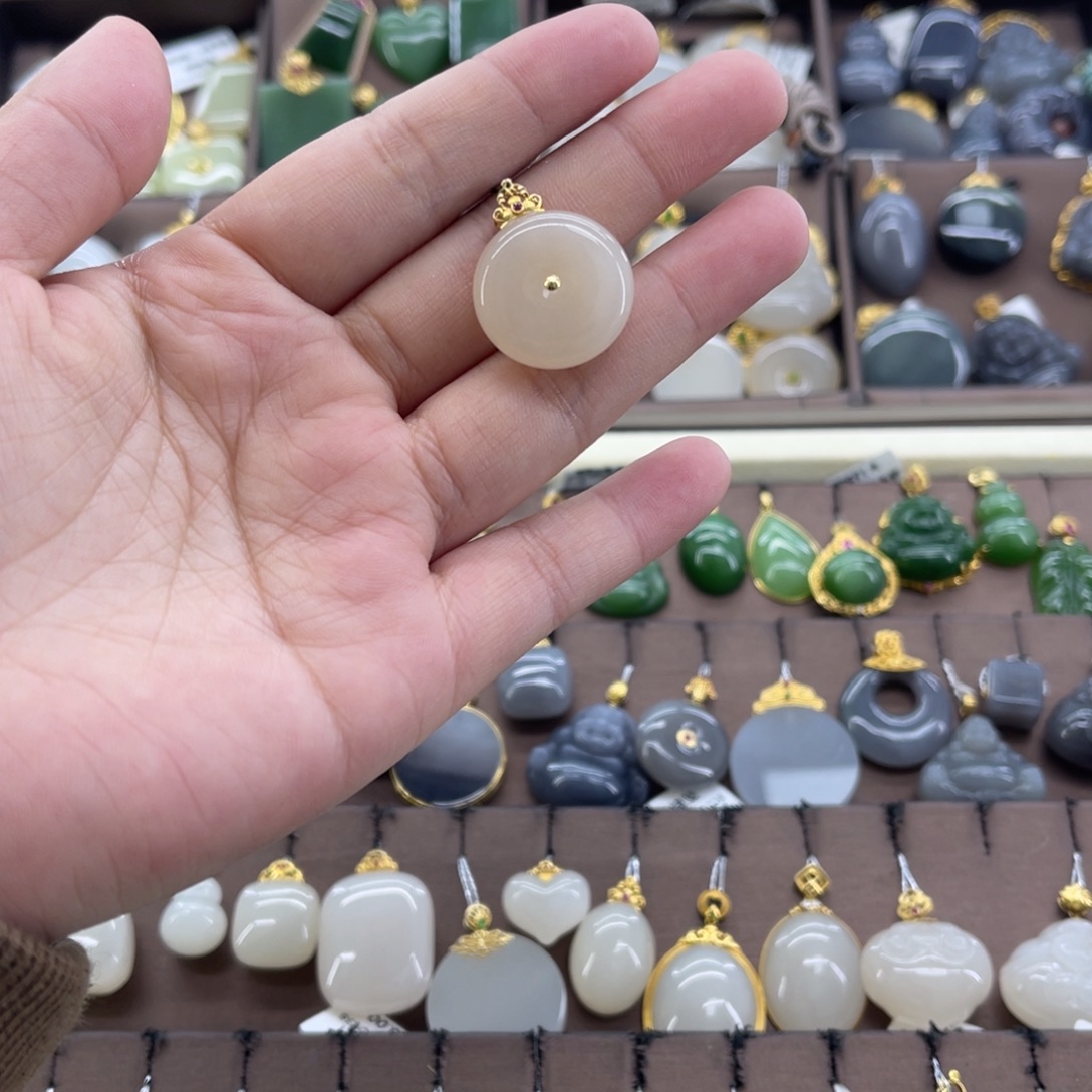 和田玉18K金镶嵌吊坠(赠链)