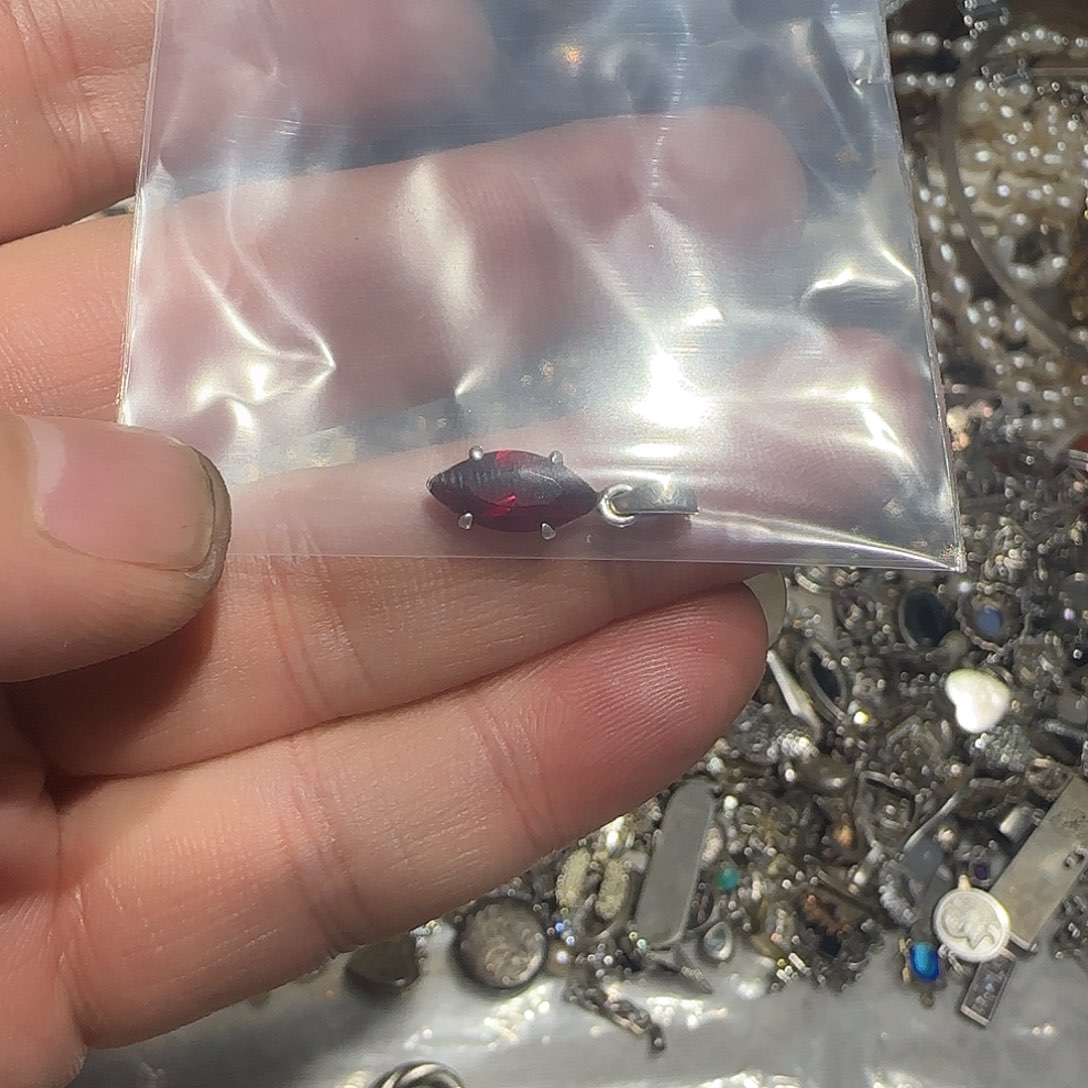 蝙***蝠大理石纯铜吊坠的设计也是