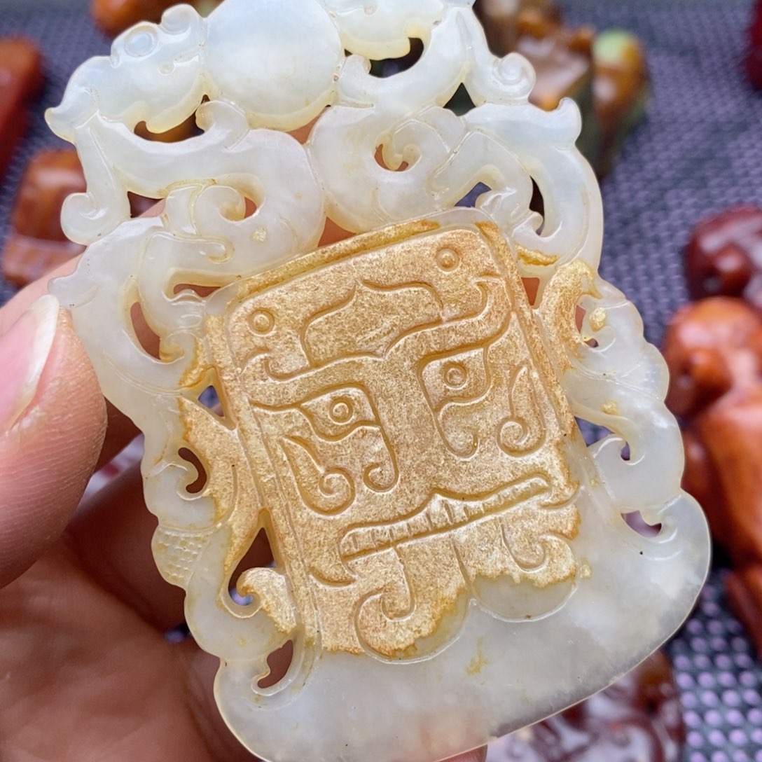 蛇纹石玉颈饰未镶嵌