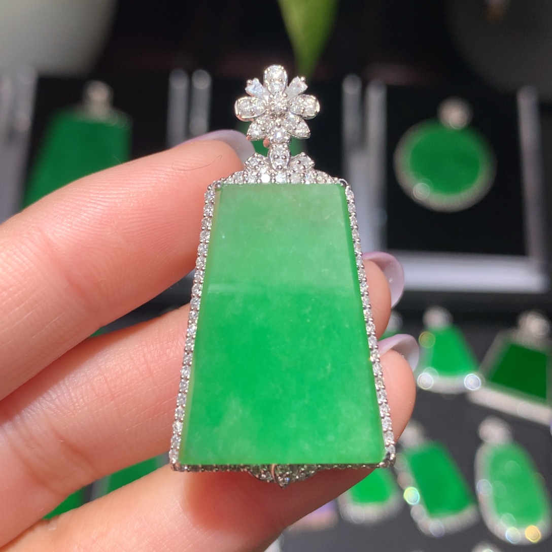 翡翠颈饰18K金镶嵌翡翠