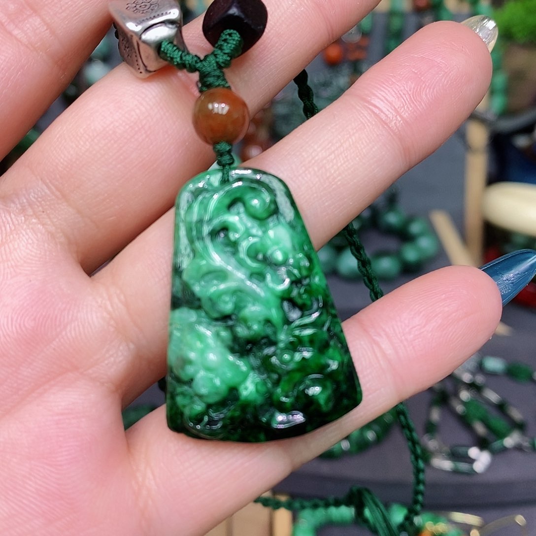 翡翠颈饰未镶嵌漂亮美眉