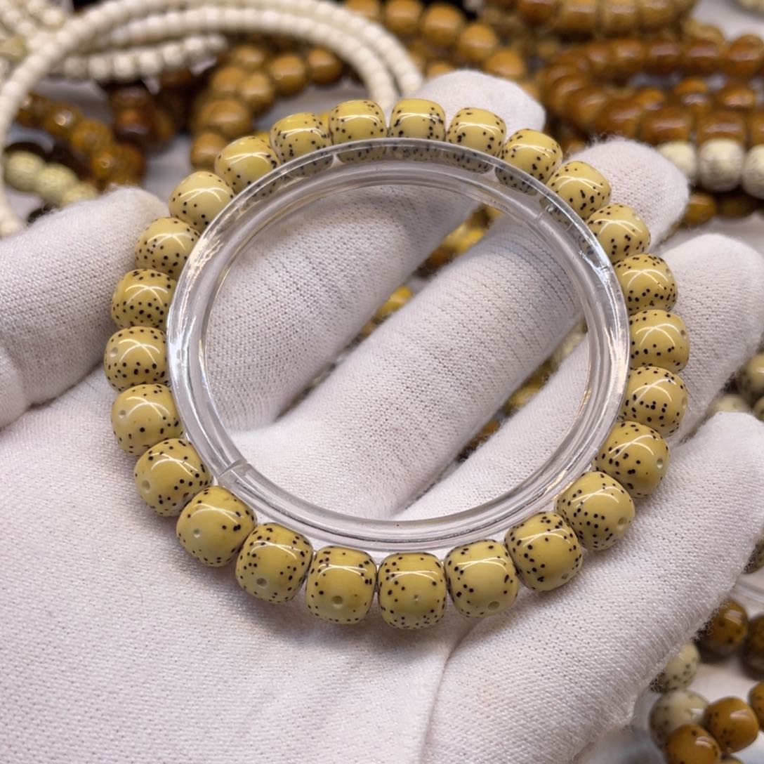 星月菩提吊坠鸡油黄9/8通体大留白