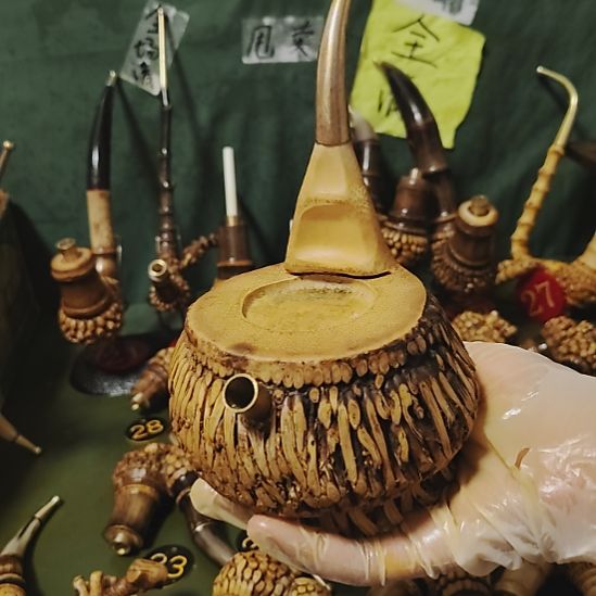 韦***鸡贵州特色竹根烟斗工艺品手把件还是