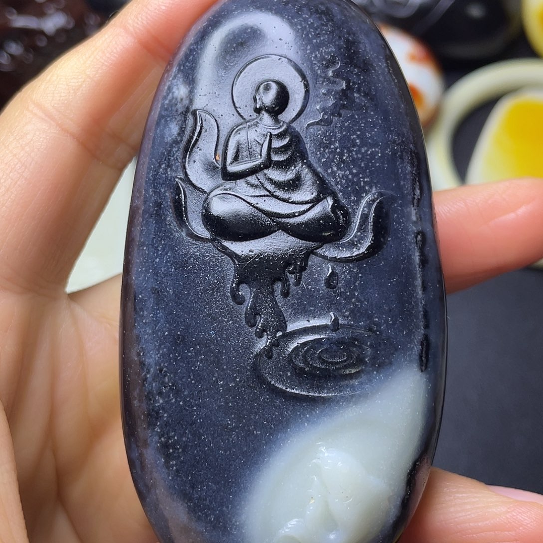 和田玉未镶嵌把件