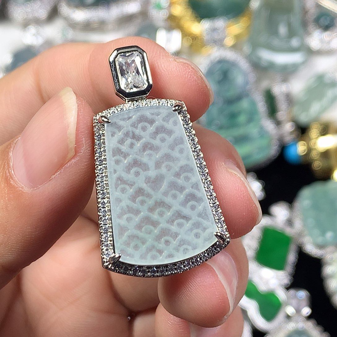 翡翠未镶嵌颈饰无事牌