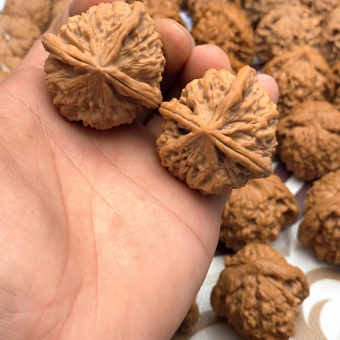 【闪购商品】文玩核桃吊坠莲花三棱