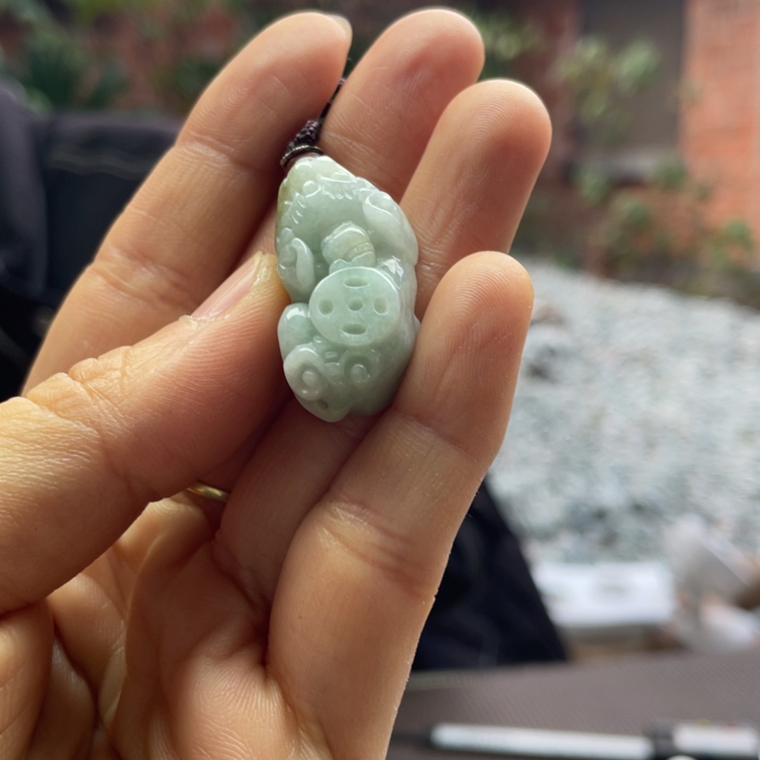 翡翠未镶嵌颈饰貔貅