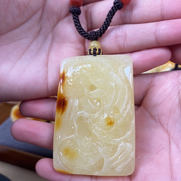 琥珀裸石未镶嵌雕刻件