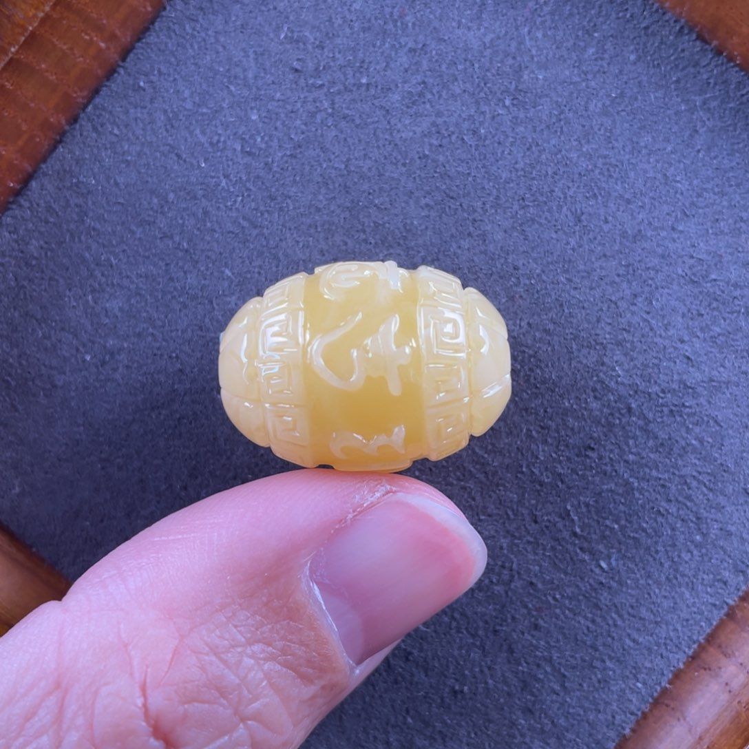 琥珀颈饰未镶嵌好****?