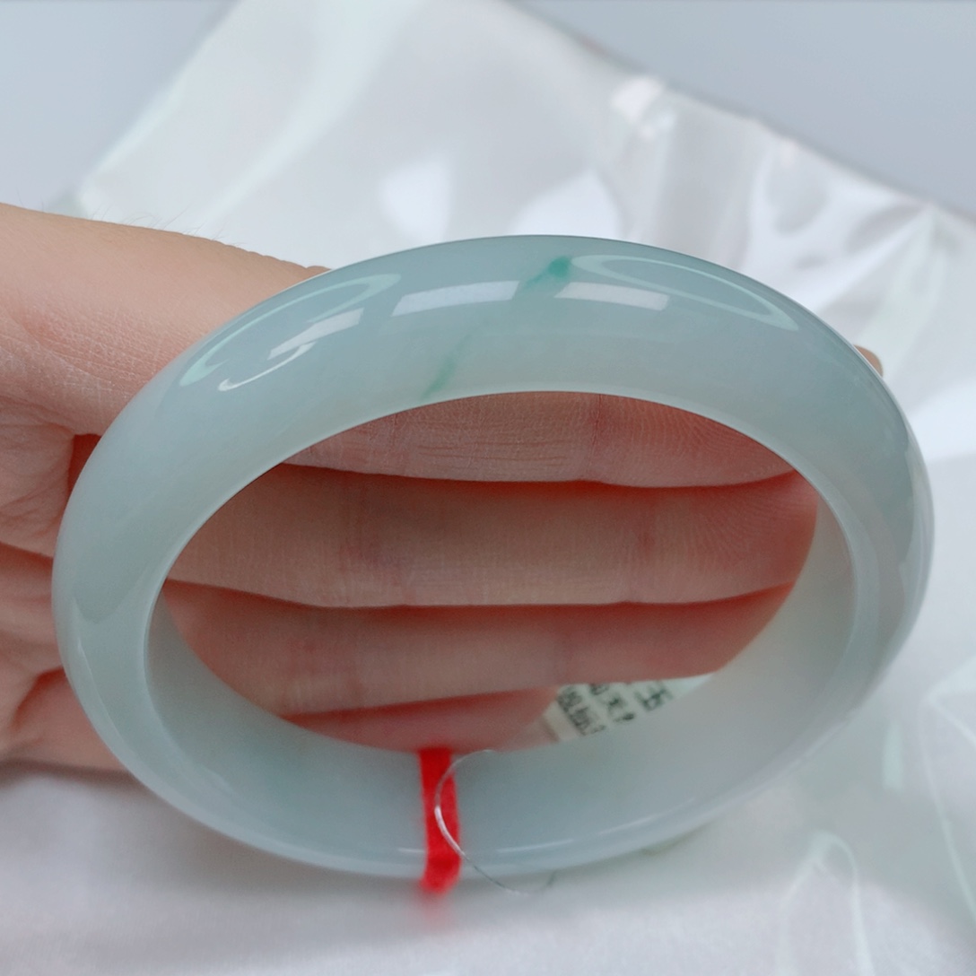 翡翠手镯未镶嵌57.3正圈，完整