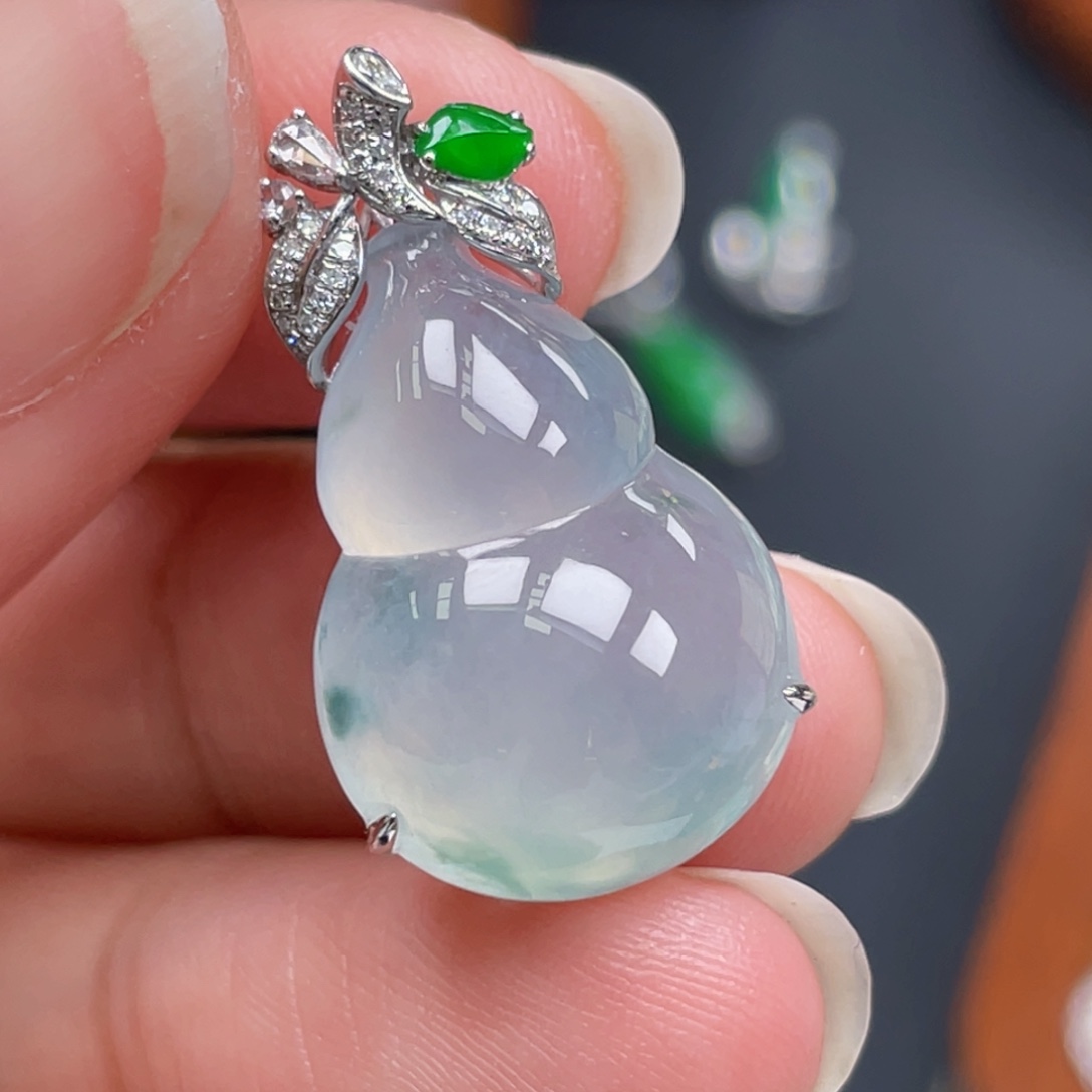 翡翠18K金镶嵌颈饰飘花葫芦