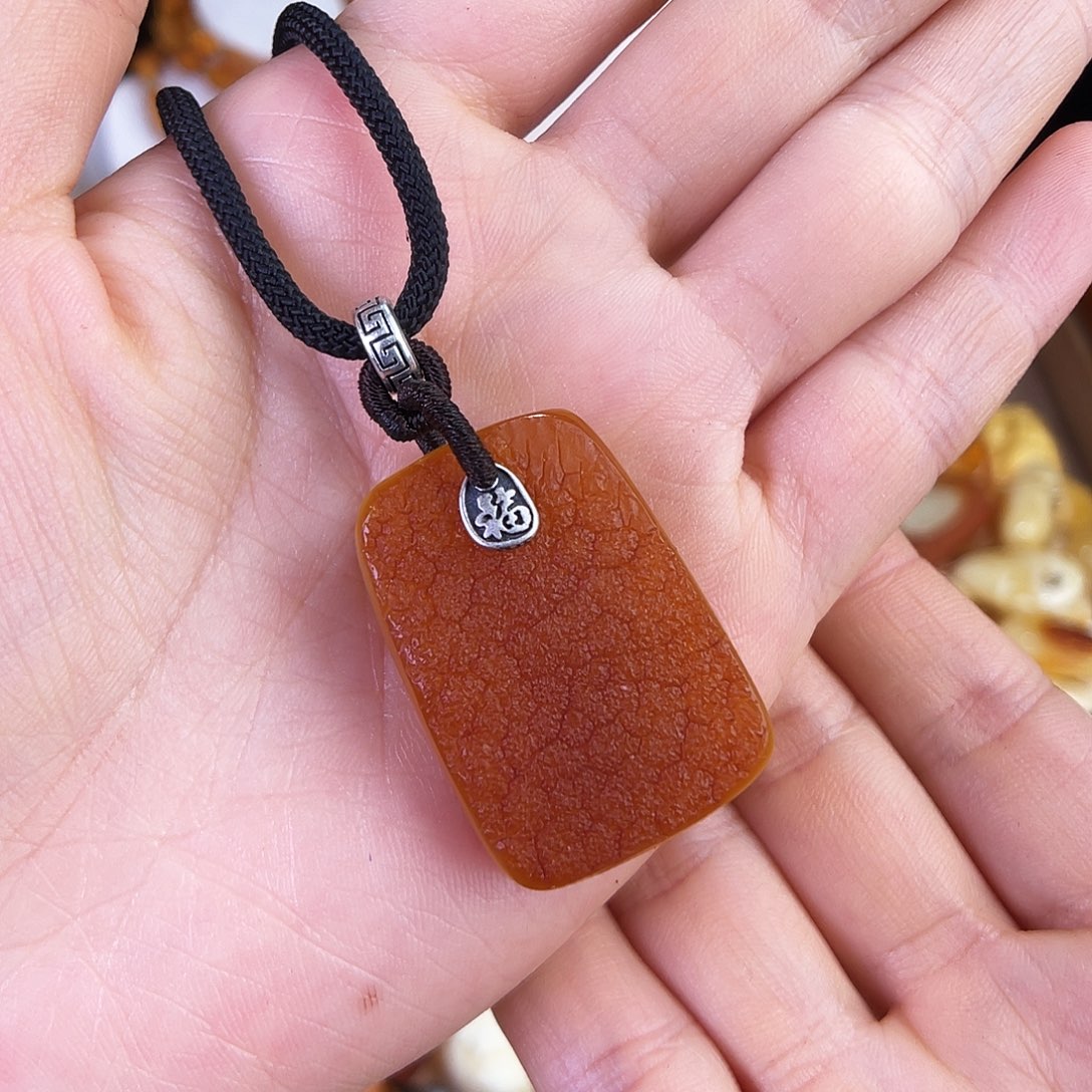 琥珀珠宝奇石未镶嵌。