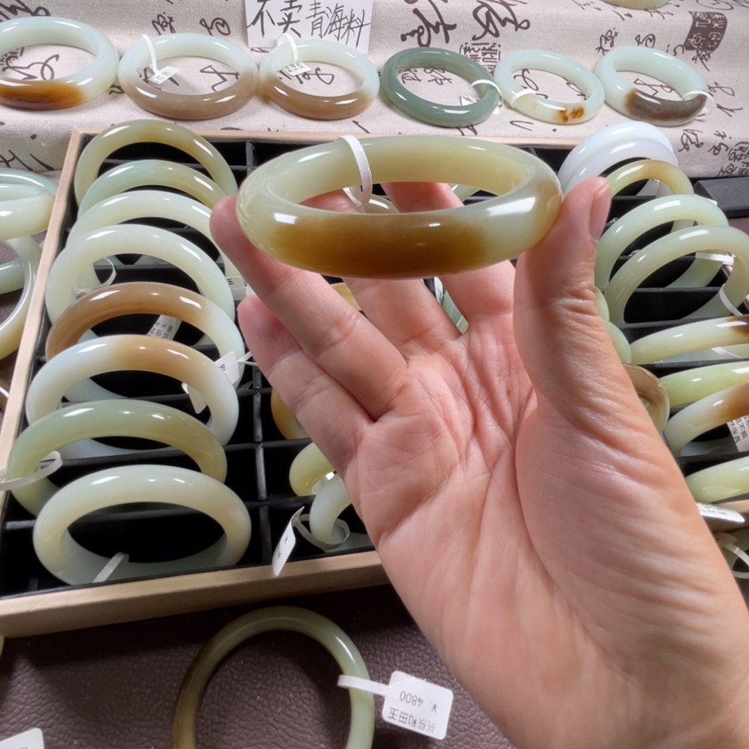 和田玉未镶嵌手镯