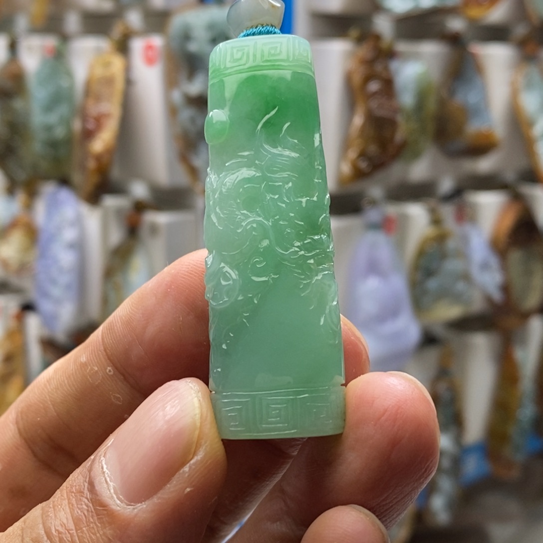 我***。翡翠未镶嵌颈饰龙住