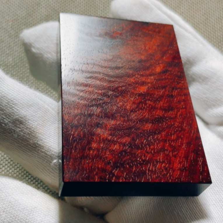 特品印度小叶紫檀琴料平安牌。水波缎纹。