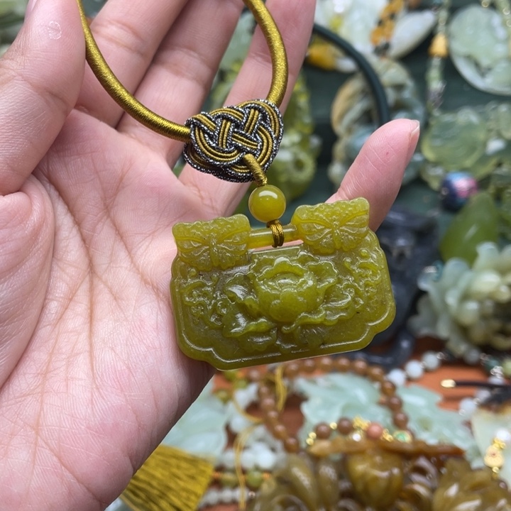 蛇纹石玉吊坠合金