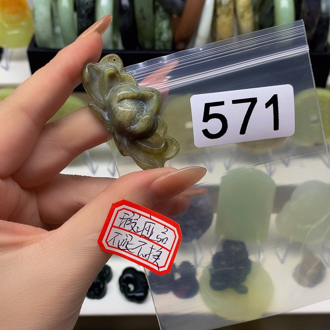 蛇纹石玉颈饰未镶嵌