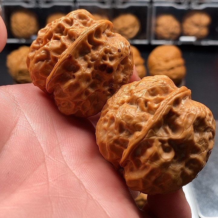 文玩核桃把件铁皮绣球