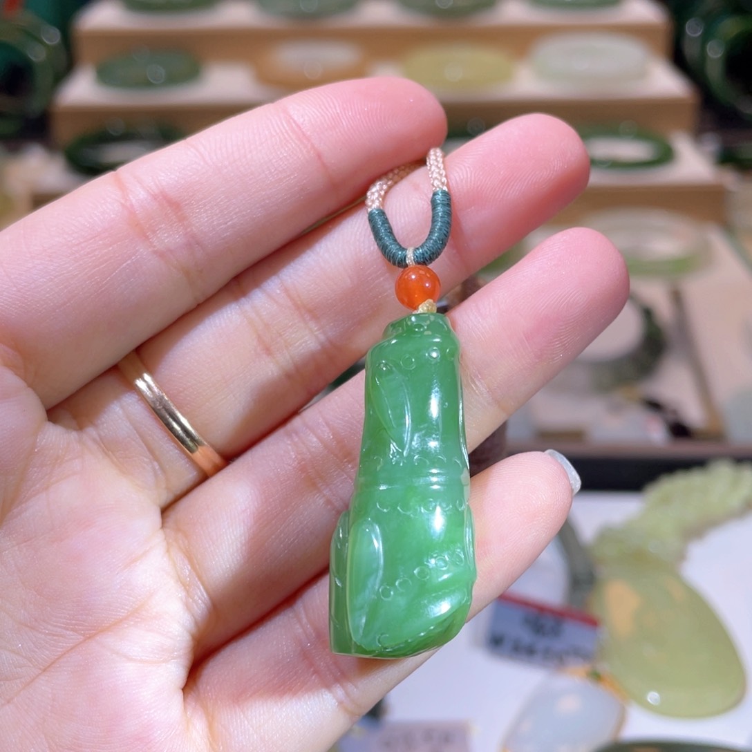 和田玉未镶嵌颈饰高品粉绿节节高升