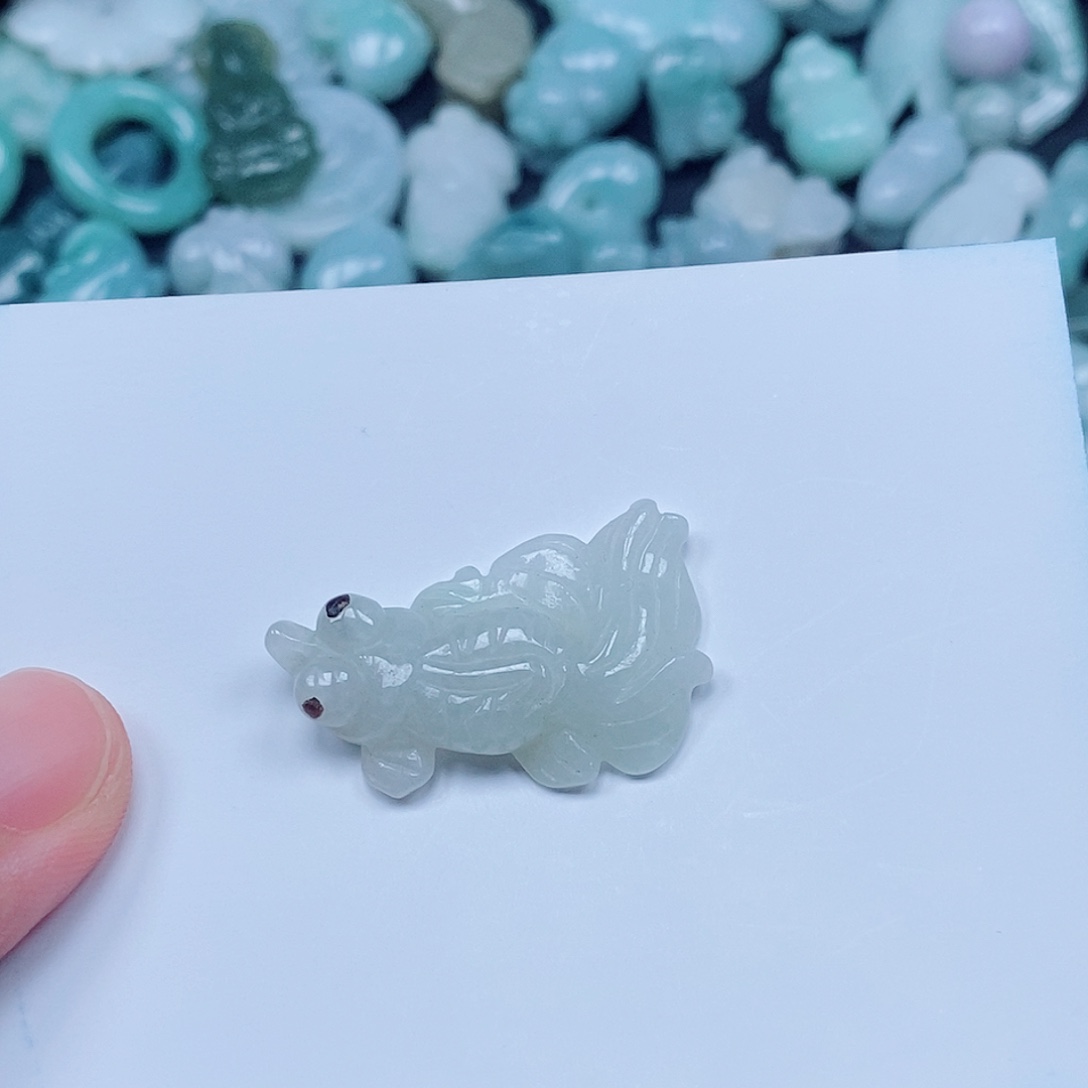 翡翠未镶嵌颈饰金鱼