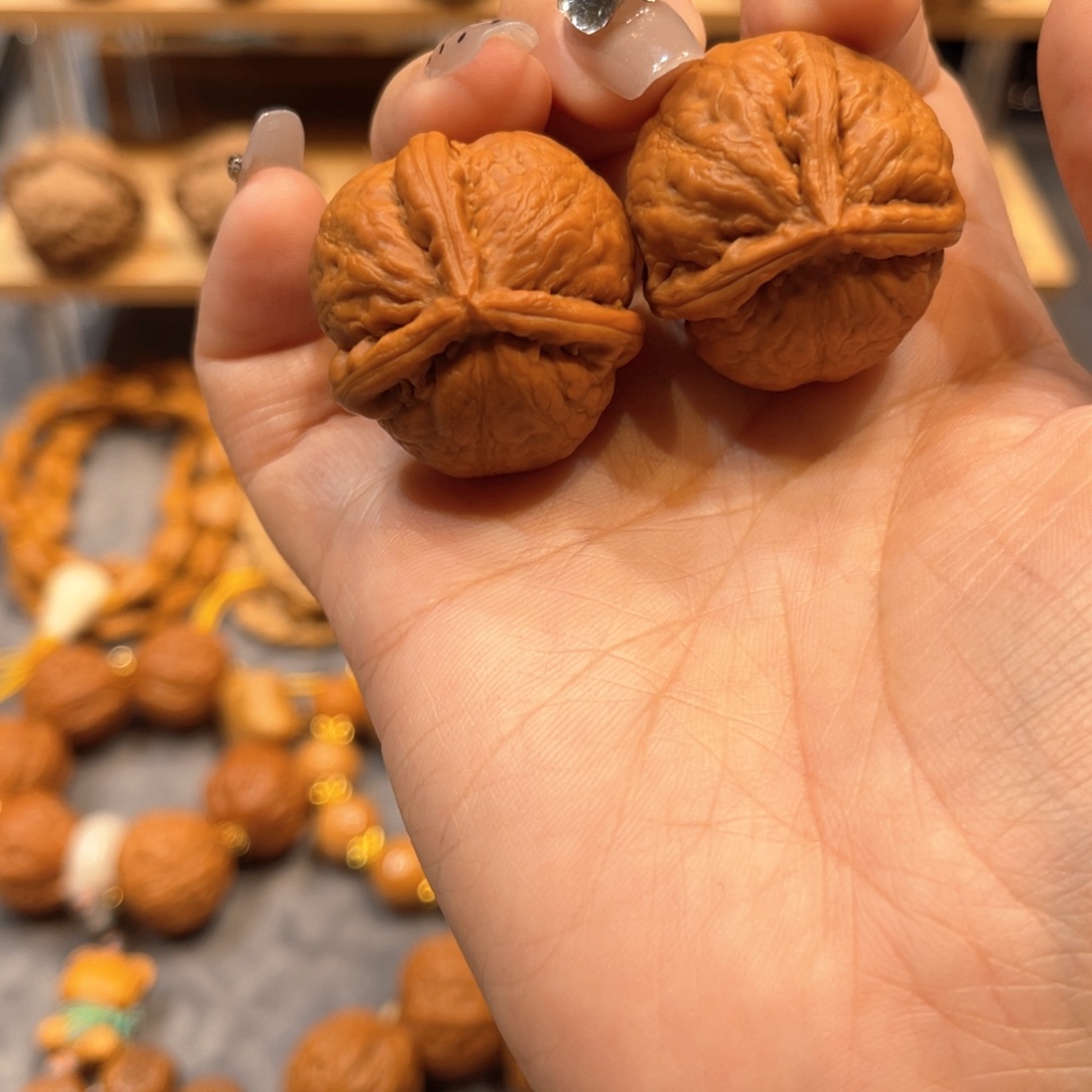 桃核把件三棱肉球