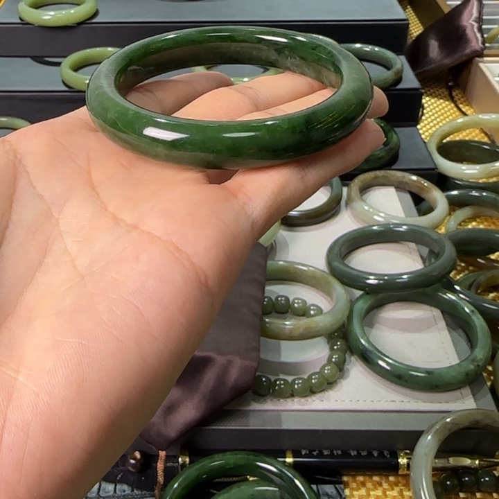 只***拉和田玉（碧玉）未镶嵌手镯