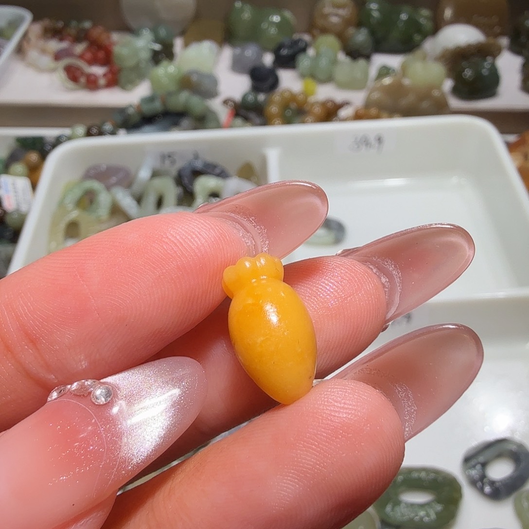 是***宝和田玉未镶嵌珠宝奇石