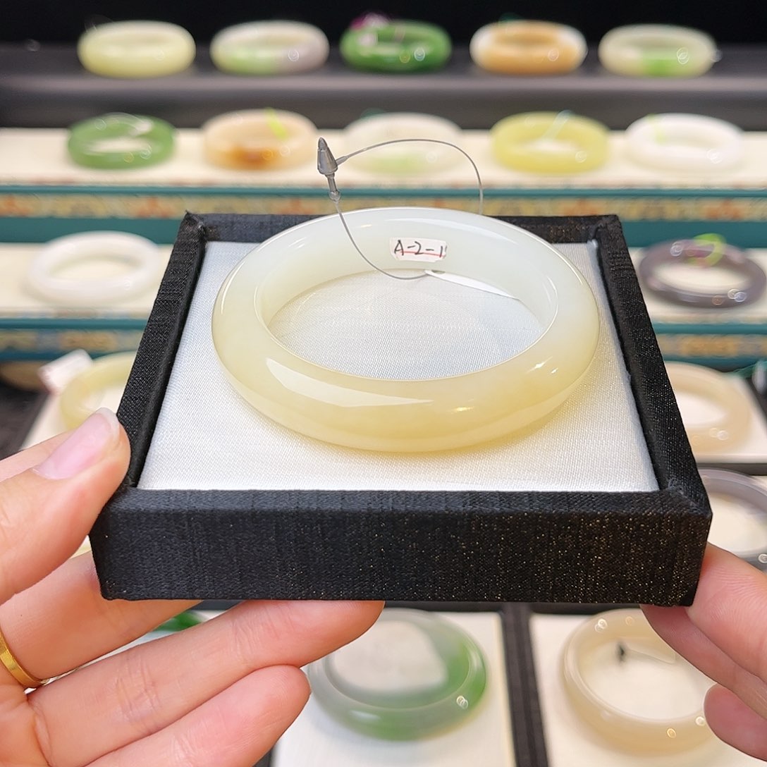 和田玉手镯未镶嵌 糖白