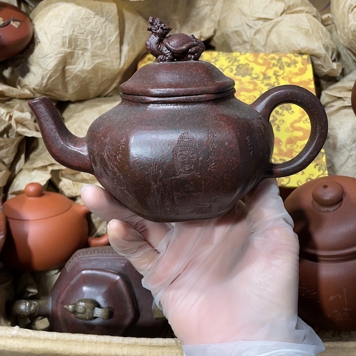 茶壶紫砂原矿泥料，手工制作一把紫砂壶。