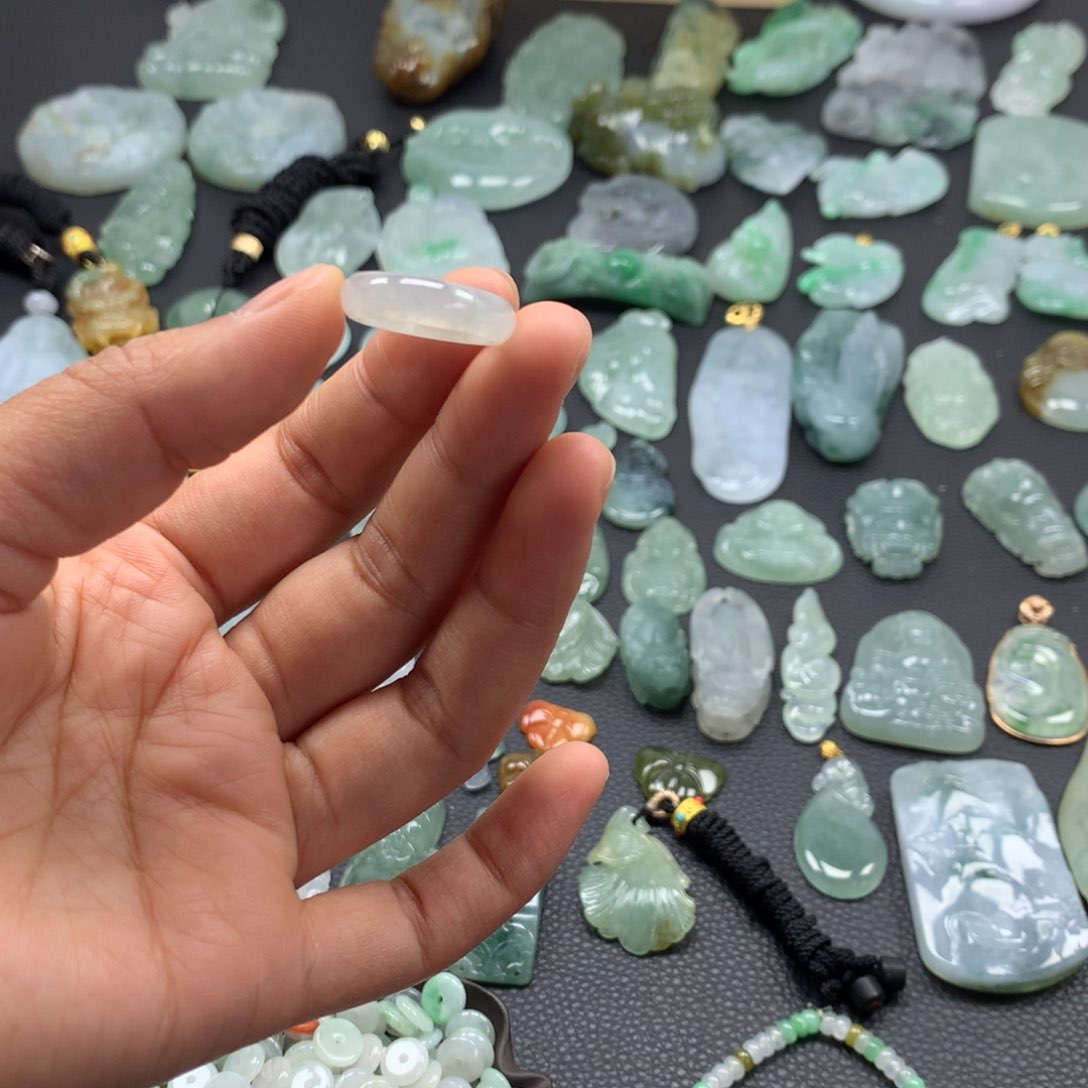 翡翠颈饰未镶嵌戒圈