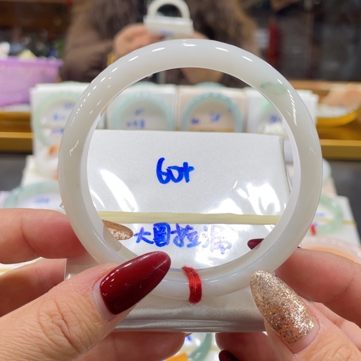 翡翠手镯未镶嵌翡翠