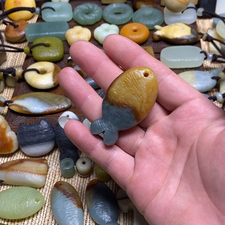 藍***修蛇纹石玉未镶嵌颈饰