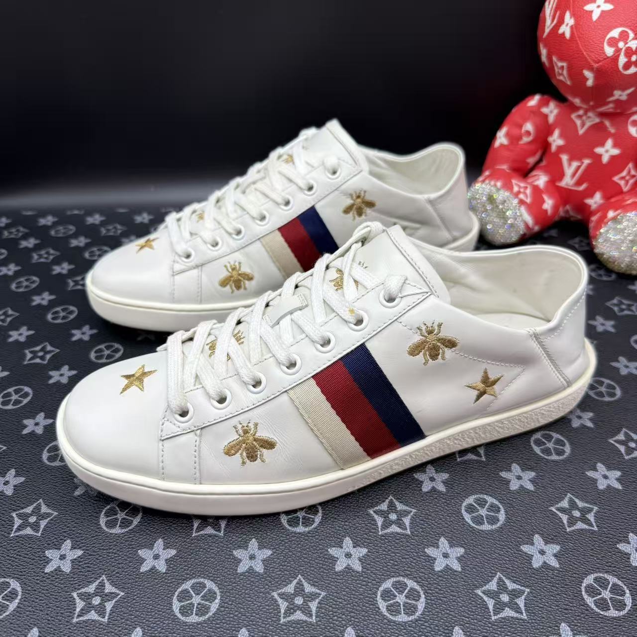 99新 GUCCI/古驰 男士白色蜜蜂刺绣半拖板鞋39欧码 ddm3362