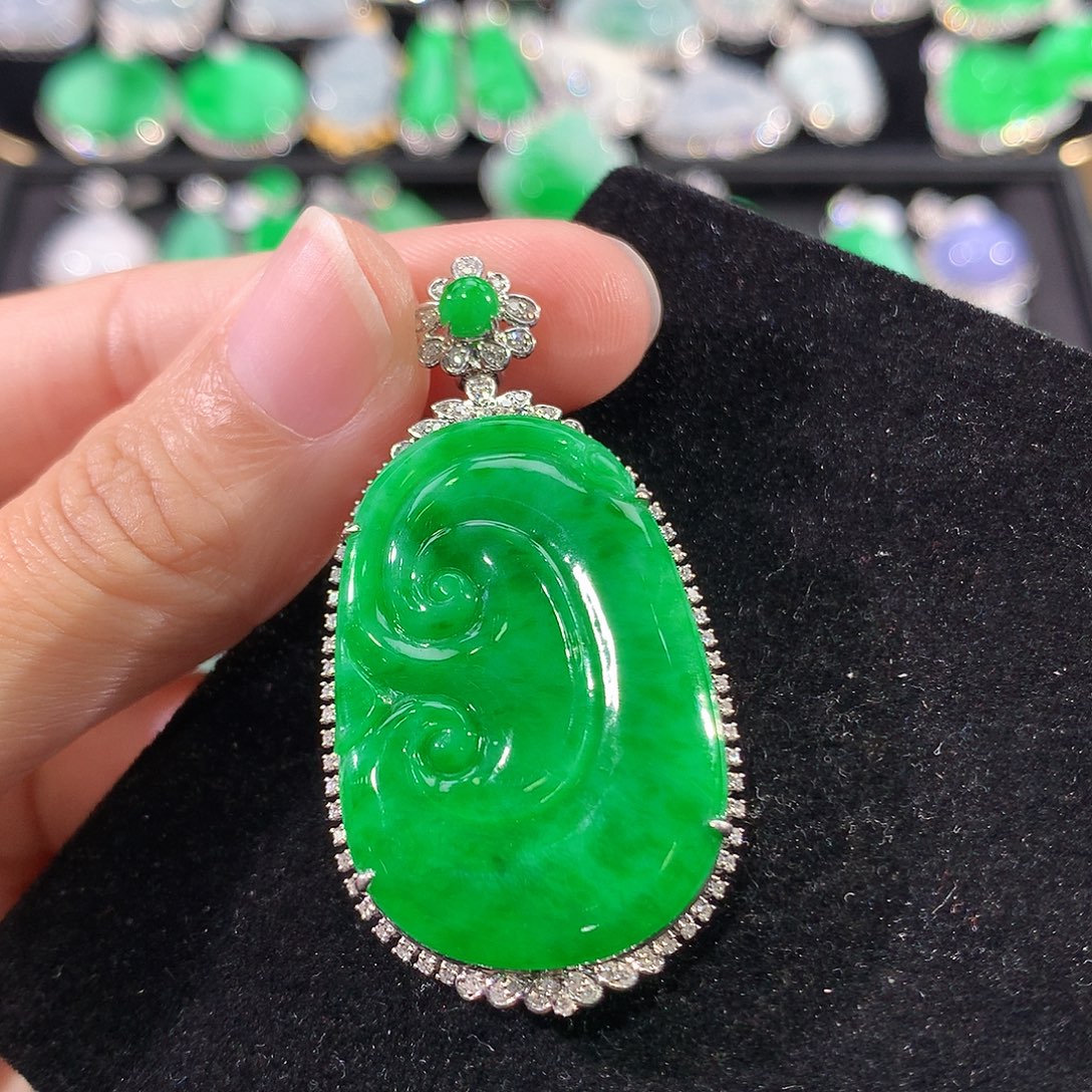 翡翠18K金镶嵌颈饰