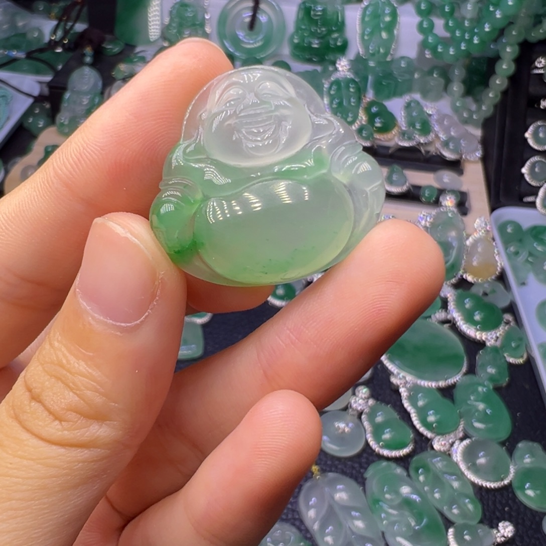 智***生石英质玉（非洲翠）未镶嵌颈饰