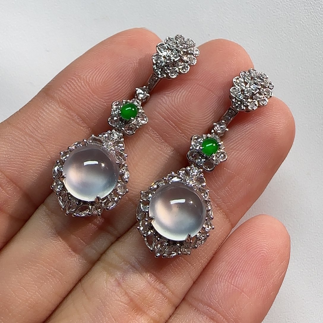 L***i翡翠18K金镶嵌耳坠蛋面