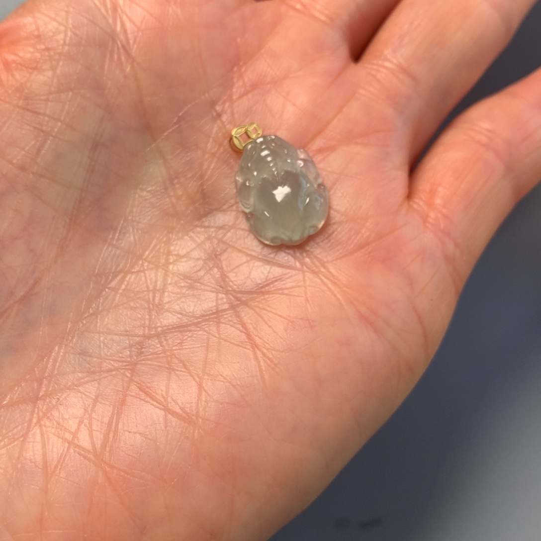 翡翠18K金镶嵌颈饰貔