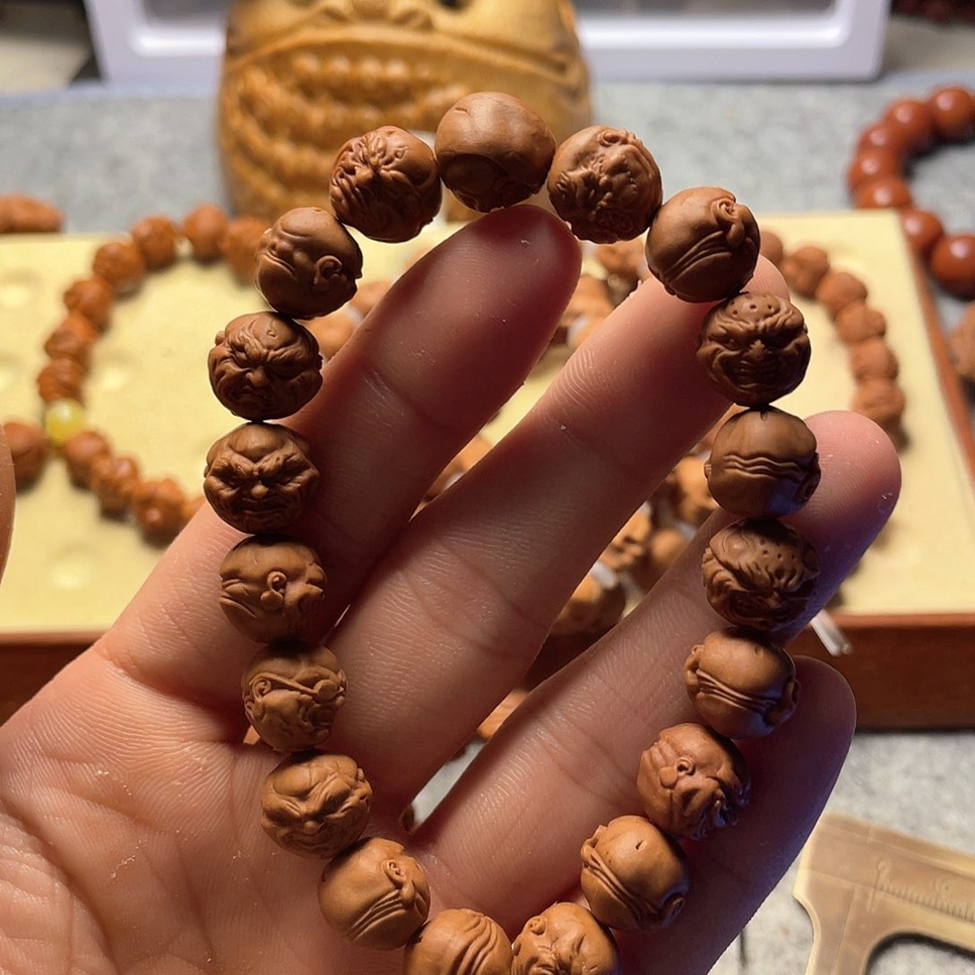 龙纹桃核雕刻恶僧