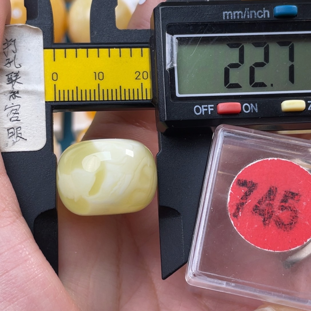 蜜蜡未镶嵌珠宝奇石