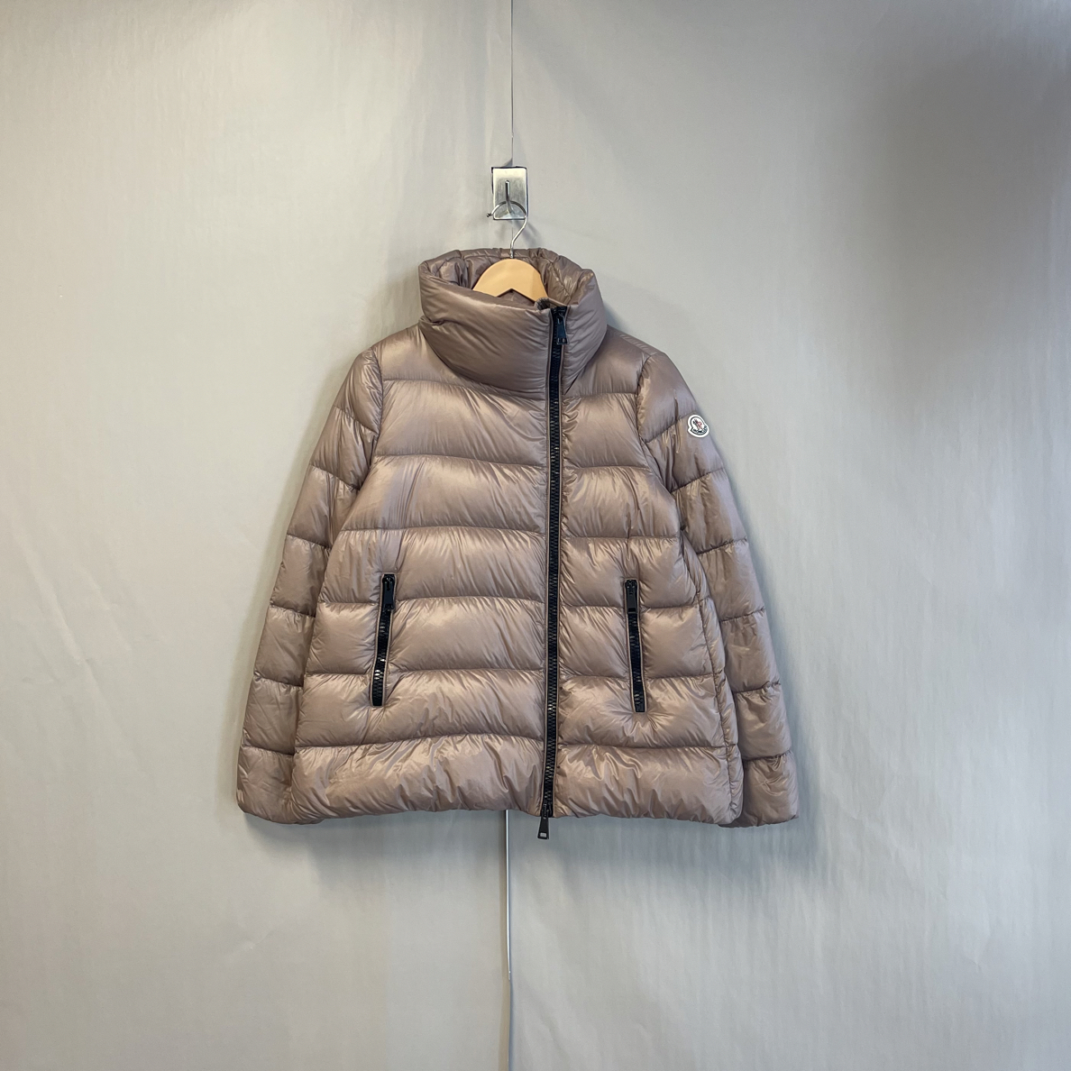 99新 MONCLER 粉棕色徽标贴饰立领斜拉链羽绒服外套 1码 #8402