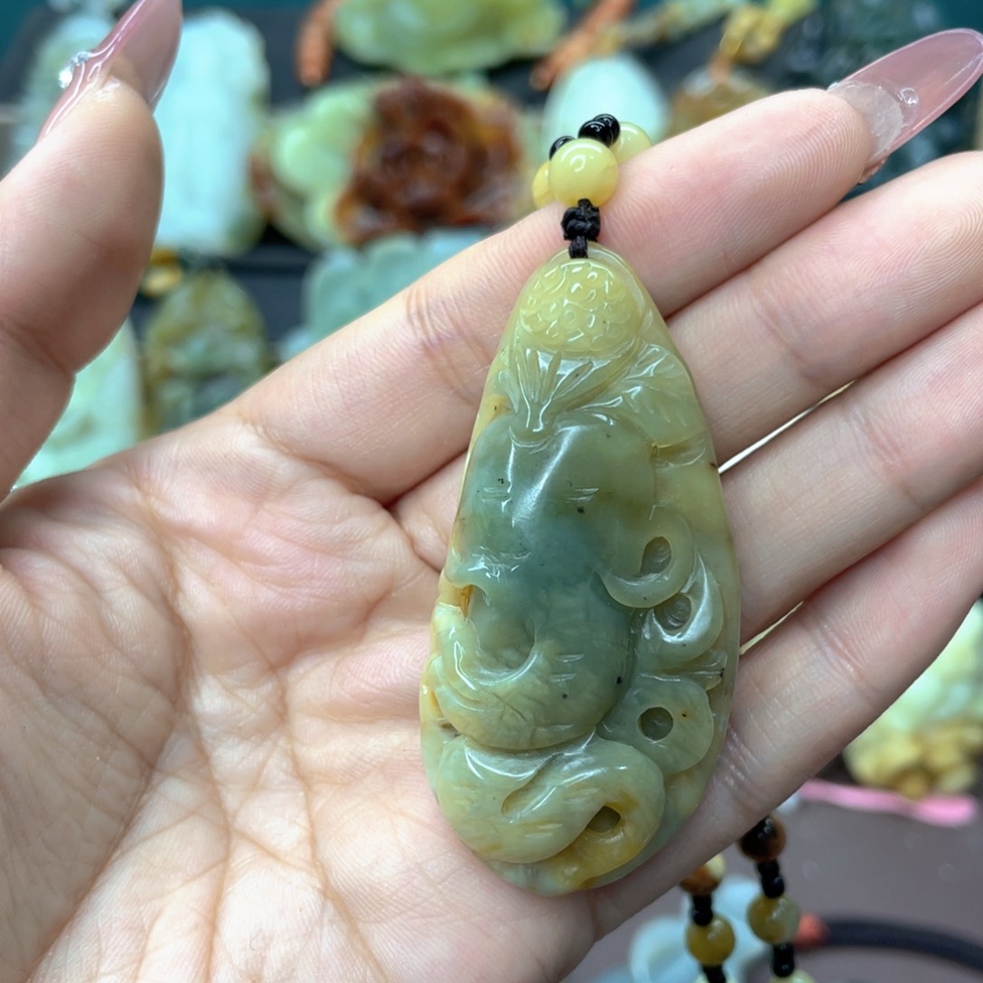 蛇纹石玉颈饰未镶嵌