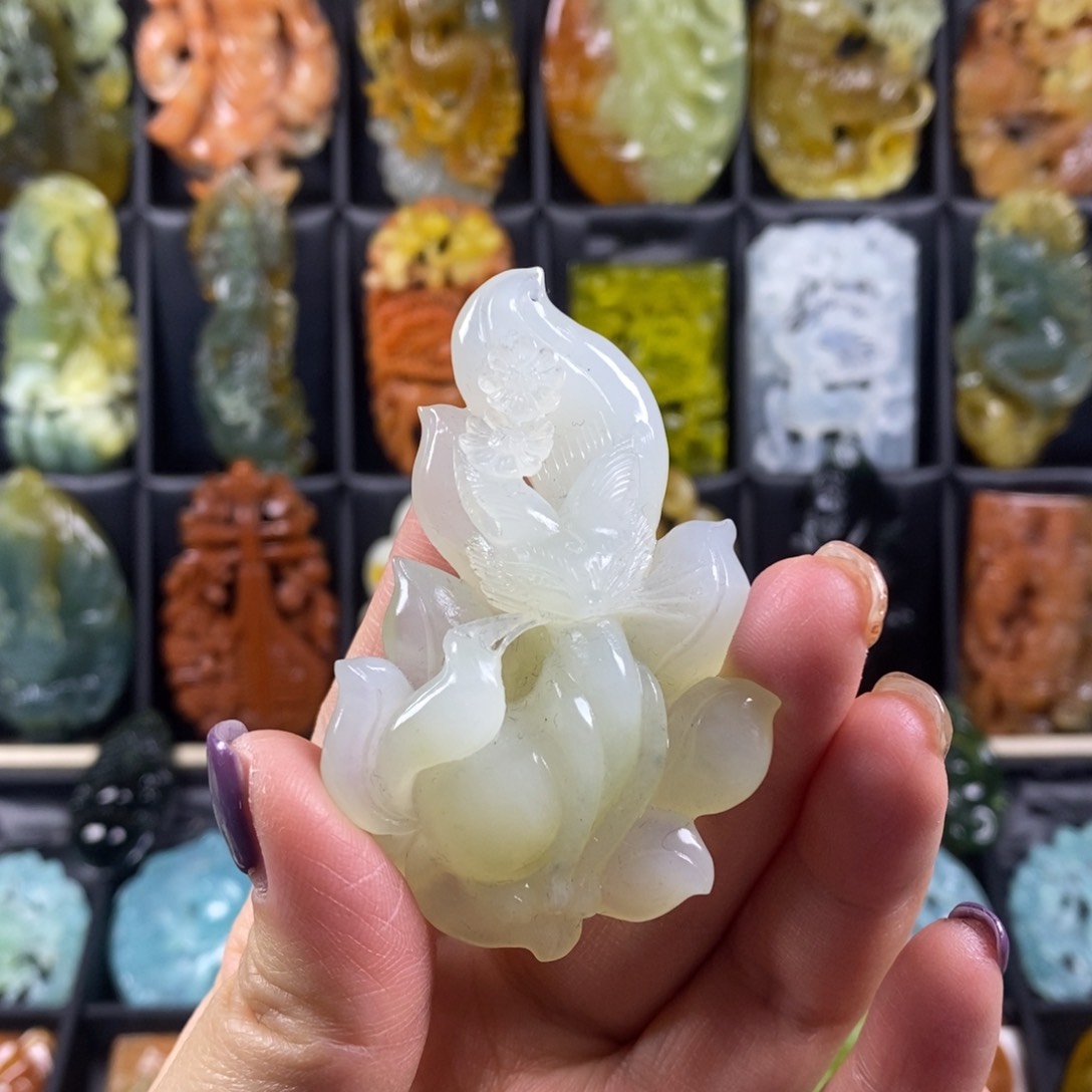蛇纹石玉颈饰合金