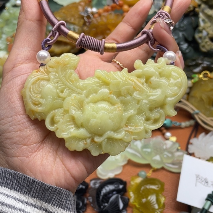 蛇纹石玉未镶嵌颈饰