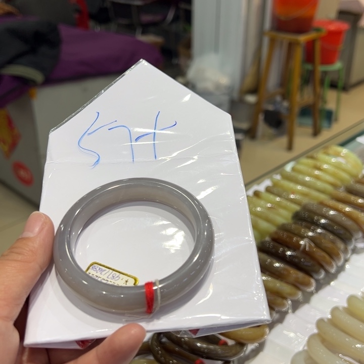 多***妈和田玉未镶嵌手镯