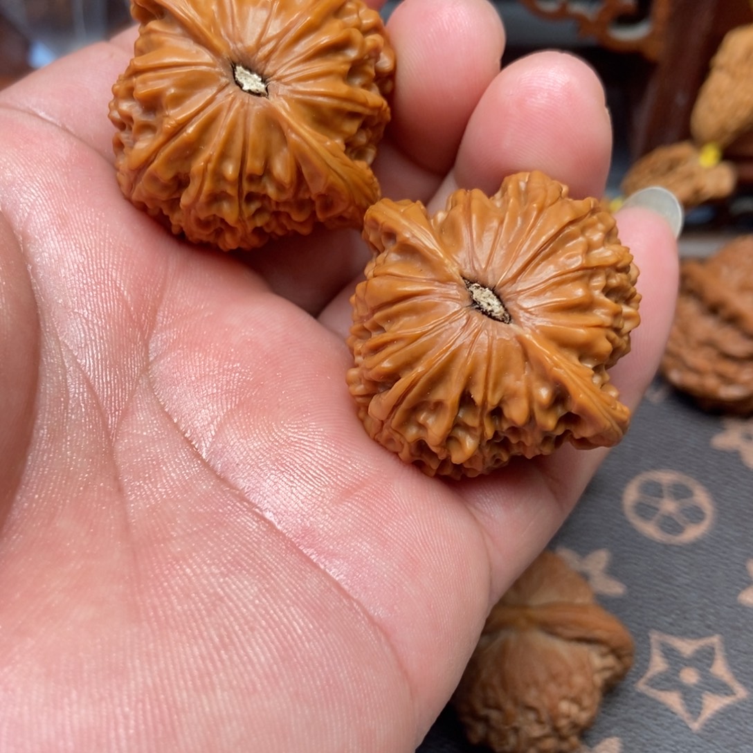 我****大叶紫檀（黑酸枝木类）磨盘