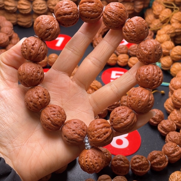 文玩核桃吊坠绣球