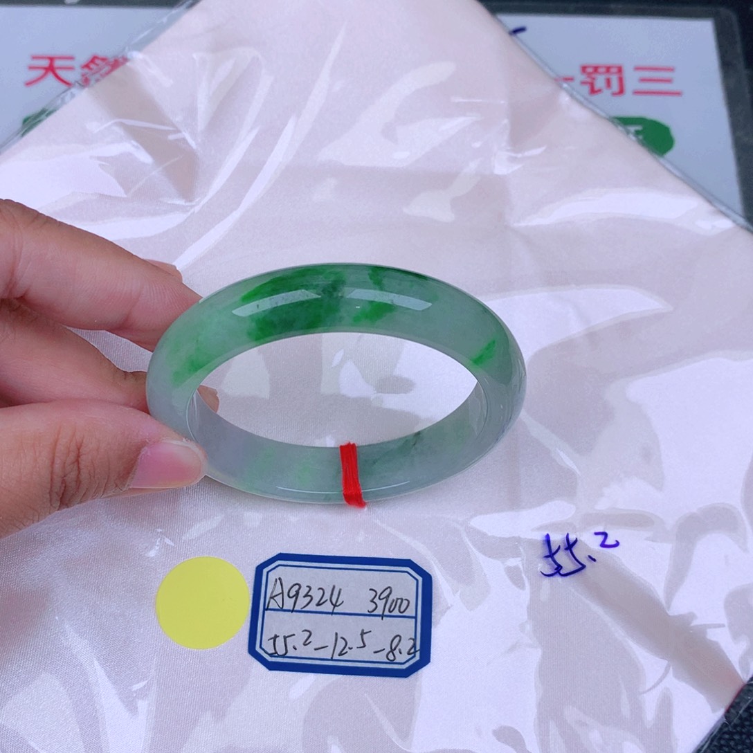翡翠手镯未镶嵌缅甸翡翠