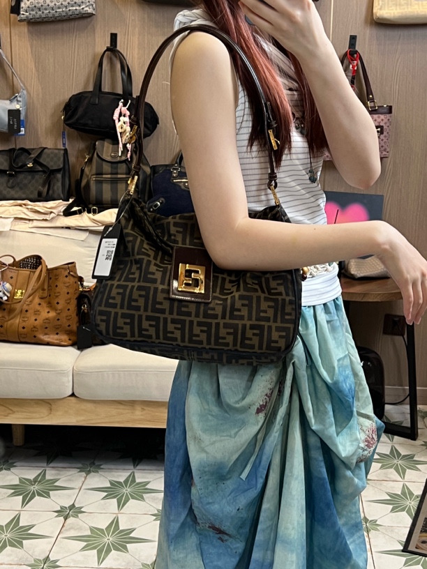 95新 FENDI/芬迪 L118老花胖丁腋下