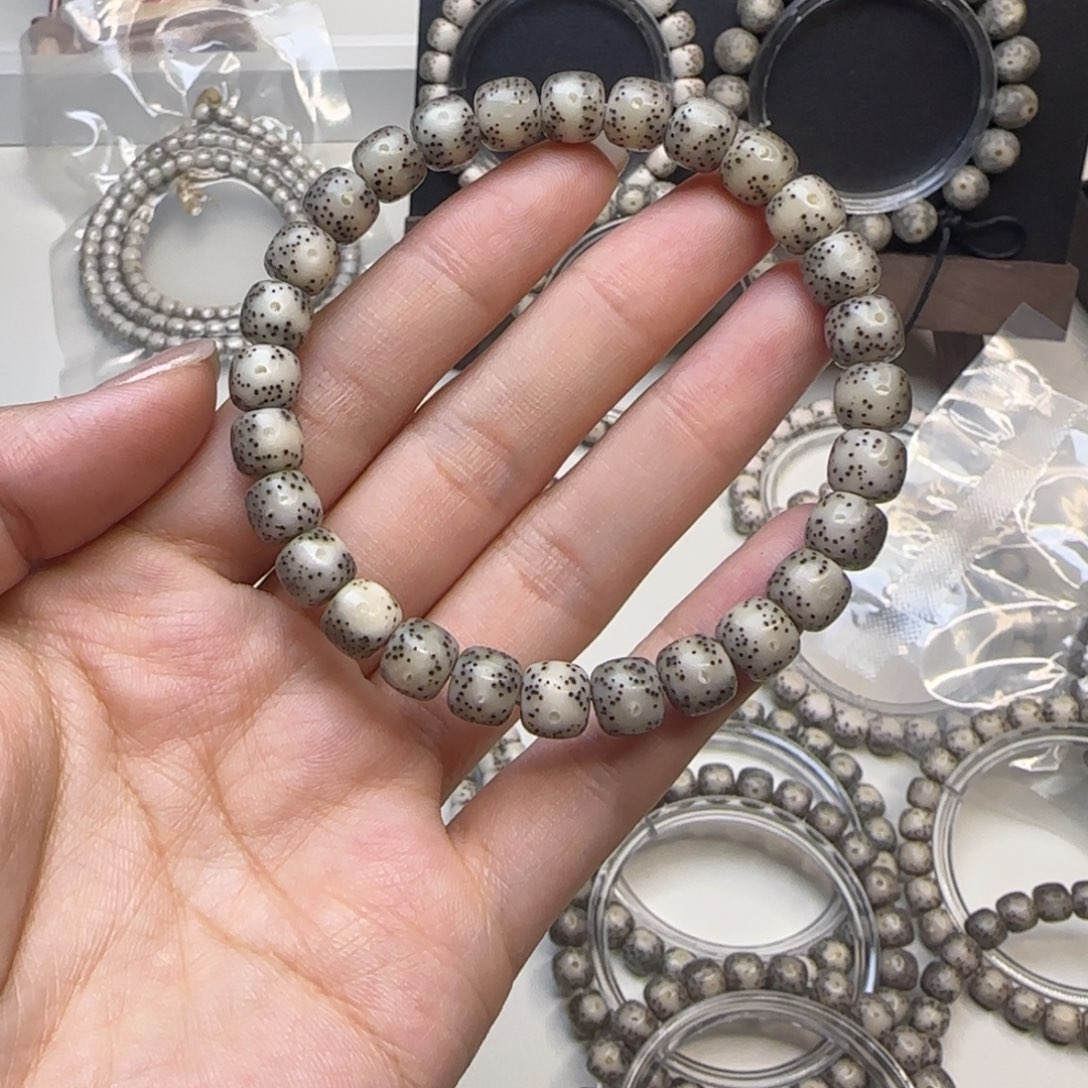 星月菩提手串让****儿石玉冰糖月留白8×7